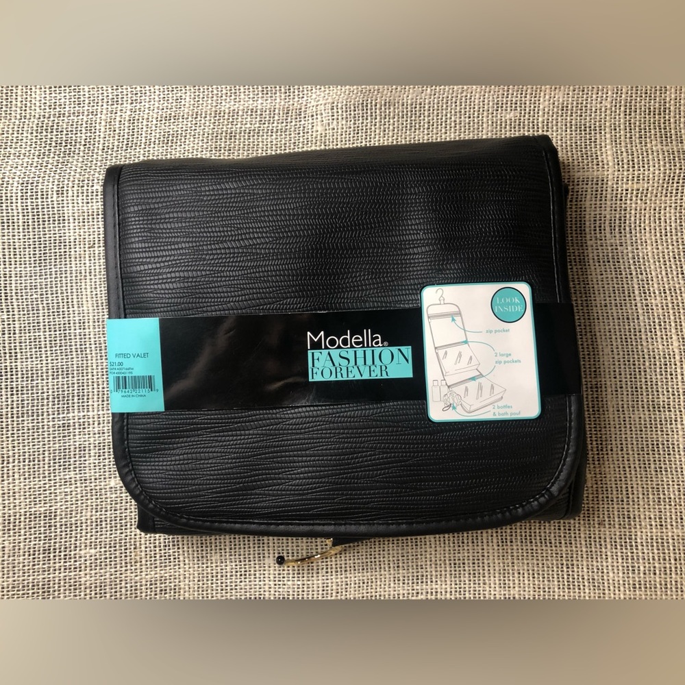 TRAVEL COSMETIC/TOILETRY BAG WITH HANGER